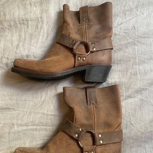 Frye Harness boots like new in color Tan size 8.5